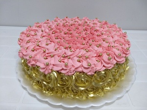 Bolo Dourado com Rosa