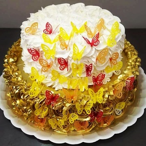 Bolo dourado com branco e borboletas