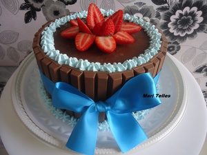 Bolo de morango com kit kat