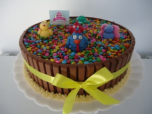 Bolo Galinha pintadinha com kit kat