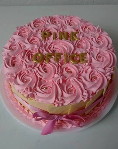 Bolo Rosa com lascas de chocolate branco