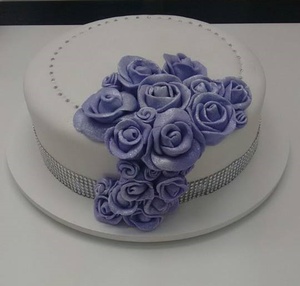 Bolo de pasta americana com rosas lilás