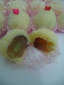 Brigadeiro branco recheado de uva